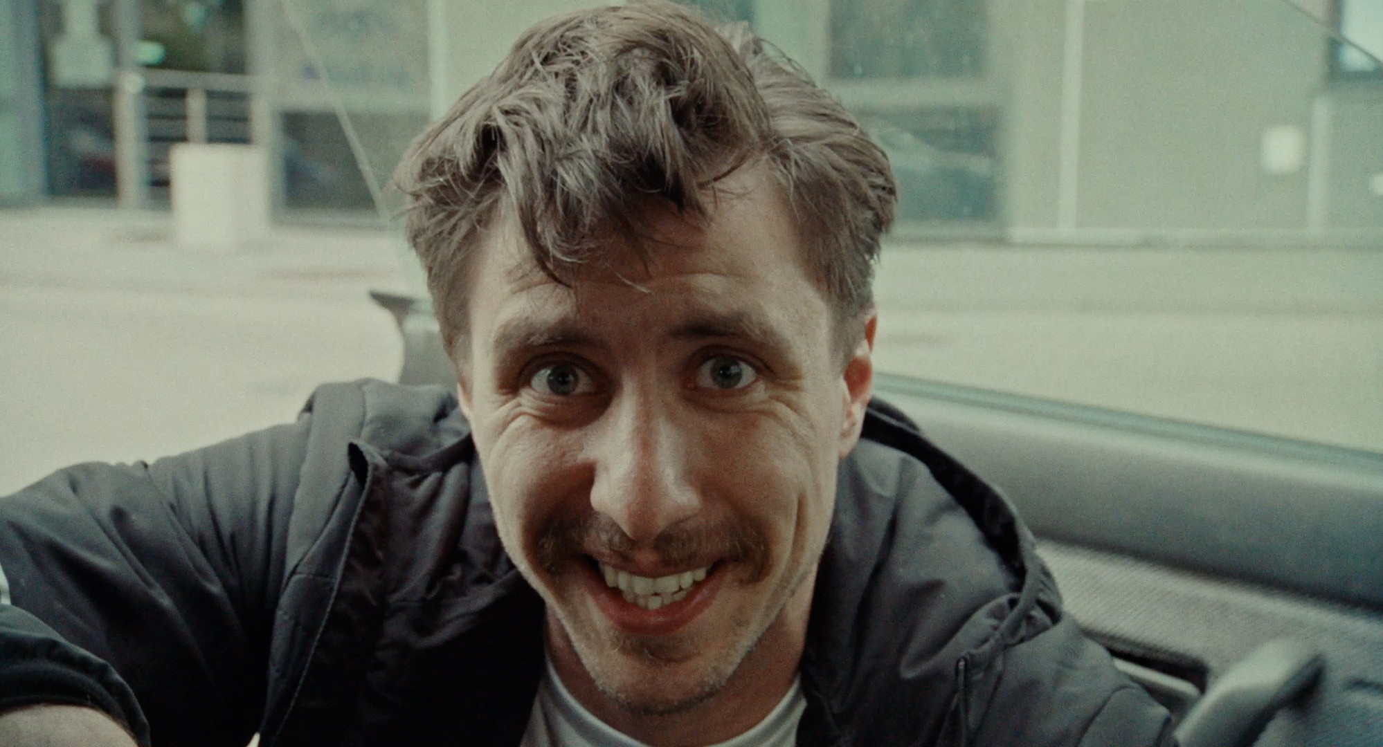 Dobry Chłopak, 2023, directed by: Mikołaj Piszczan, written by: Mikołaj Piszczan, cinematography by: Stefan Żółtowski, countries: Polska, Produkcja: Państwowa Wyższa Szkoła Filmowa, Telewizyjna i Teatralna im. Leona Schillera w Łodzi